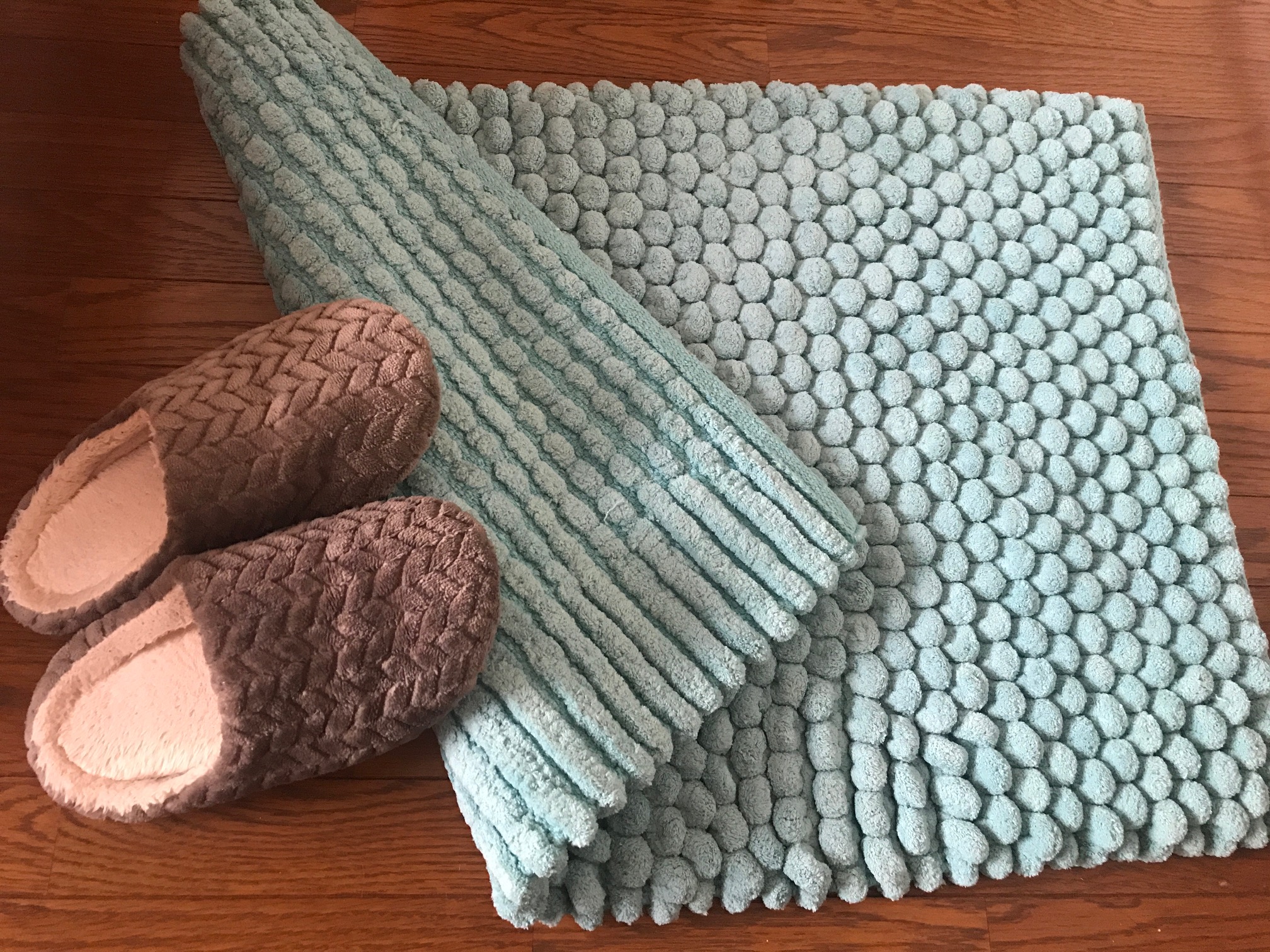 感染予防のためのバスマットとスリッパの画像